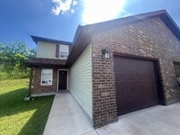 Building Photo - Cute town house with lawncare included!