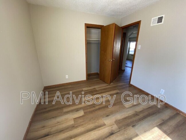 Building Photo - 2020 SW Atwood Ave