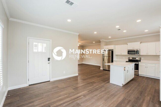 Building Photo - 4 Bedroom Pet-Friendly Home in St. Petersb...