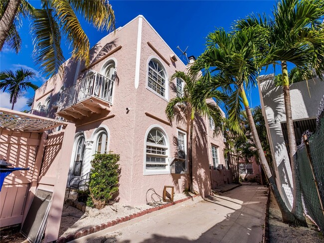 Building Photo - 143 NE 43rd St