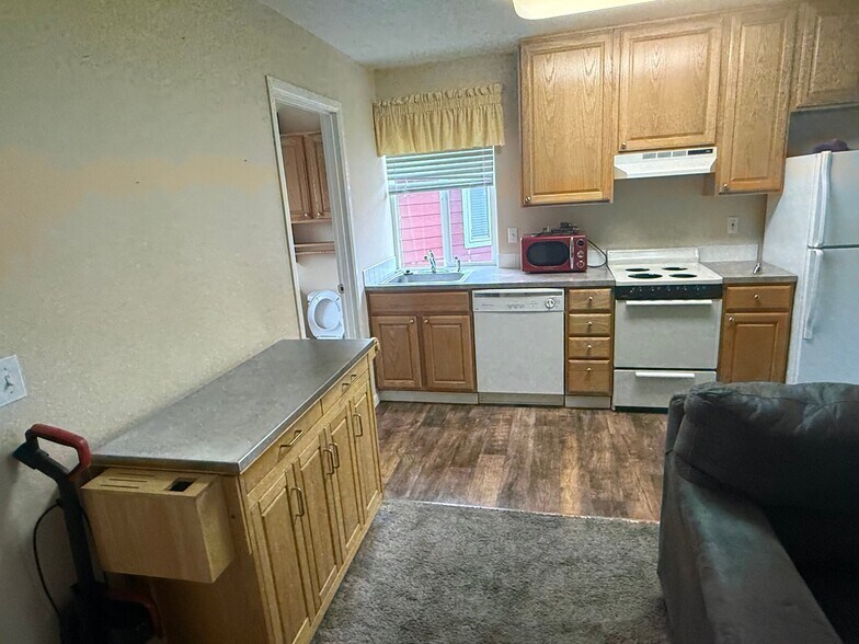 Building Photo - 1 NE Fairview Ave