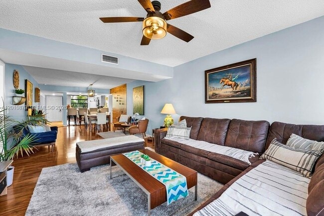 Building Photo - 6049 Balboa Cir
