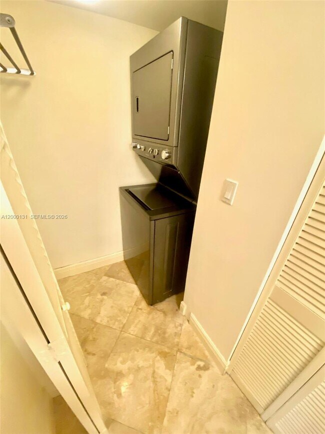 Building Photo - 16590 NE 26th Ave