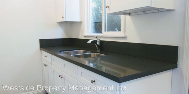 Building Photo - 2439 Oak St