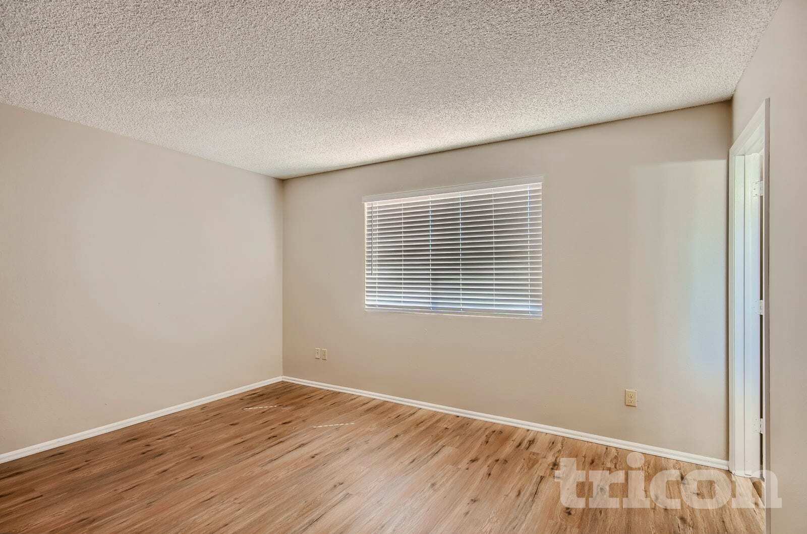 Building Photo - 4201 W Sunnyside Ave