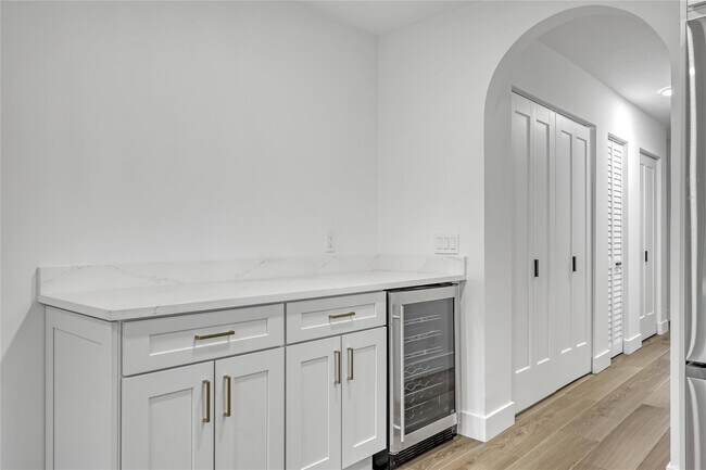 Building Photo - 416 W Mango St