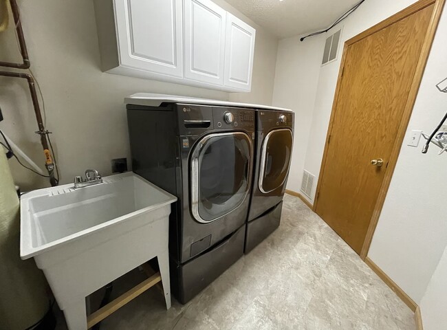 Building Photo - 2706 Wheatland Dr S