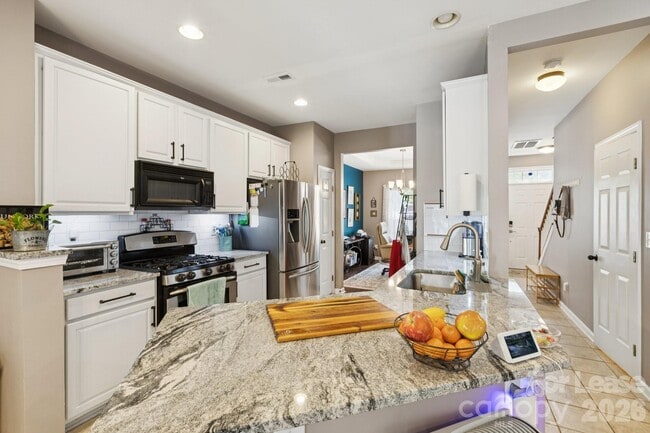 Building Photo - 6037 Queens Walk Ct