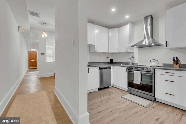 Building Photo - 915 5th St NW