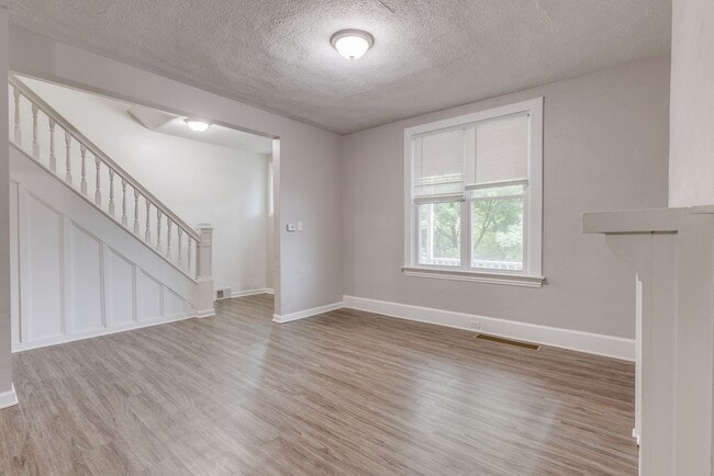 Building Photo - Available August  2026 - Beautiful 2.5 Bedroom, 1 Bath Home in Mt. Washington Area!