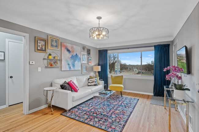 Building Photo - 248 Ruth St N