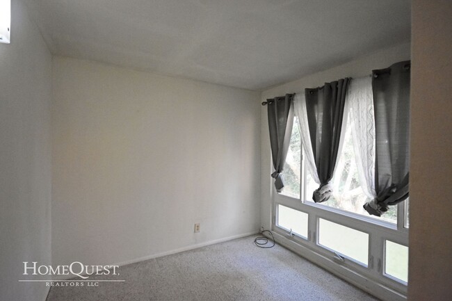 Building Photo - Parkway Condo Available Now!   3/2/2 - $3600