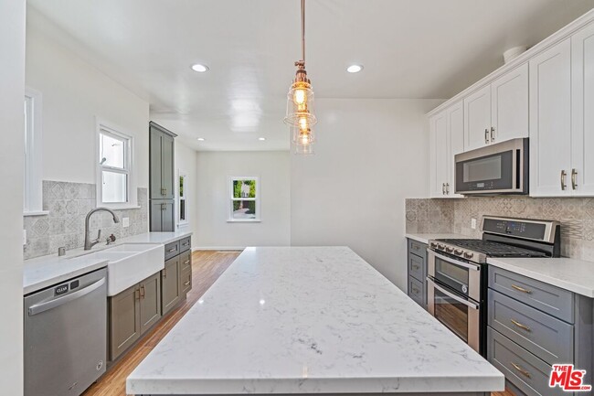 Building Photo - 337 N La Jolla Ave