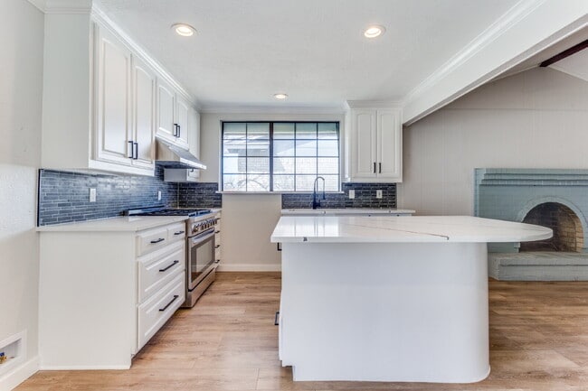 Building Photo - "Charming 3-Bedroom Home in Garland with 2 Full Baths and 1445 Sq Ft of Comfort!"