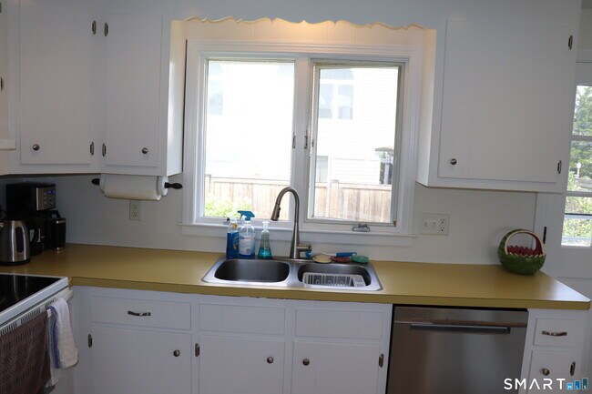 Building Photo - 14 Leeway Dr