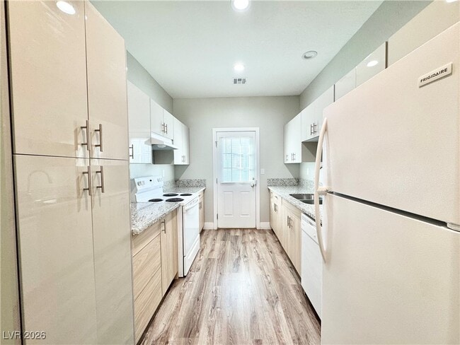 Building Photo - 1370 Ogallala St