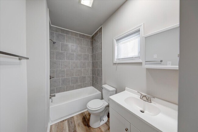 Building Photo - 1015 S Sheffield Ave