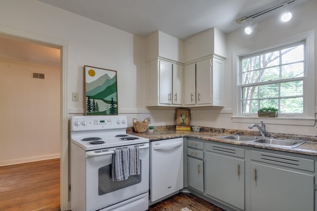 Building Photo - 695 Berry Rd