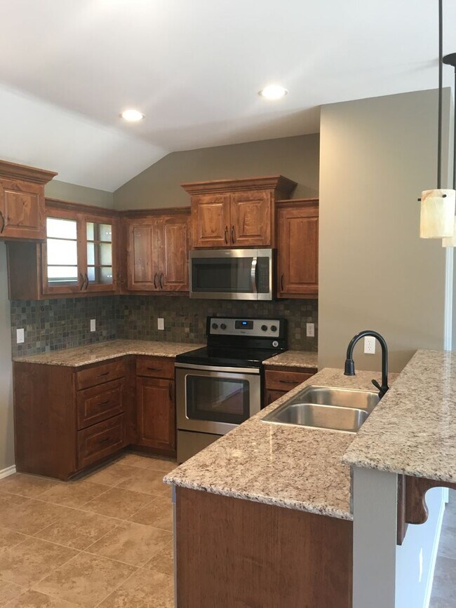 Building Photo - MOVE IN READY- Single Family Home- 3bedroo...