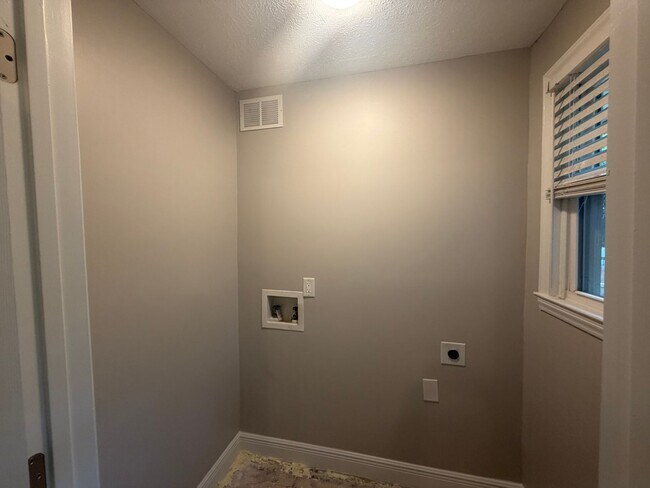 Building Photo - Large home for rent!
