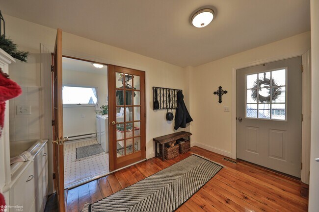 Rear Entry - 909 Washington St