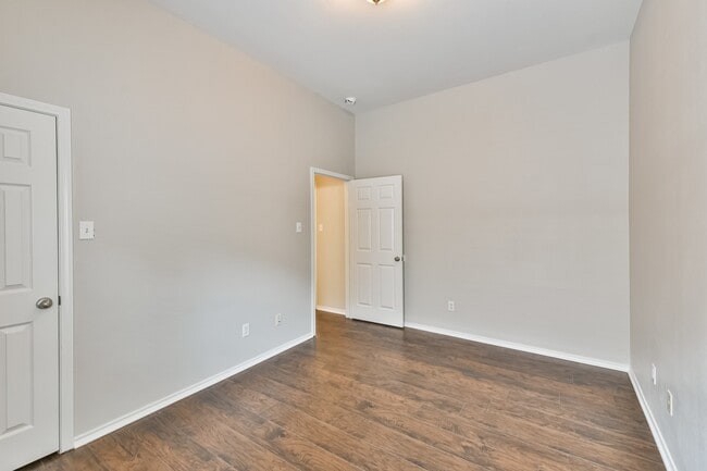 Building Photo - 9623 Wakefield Village Dr