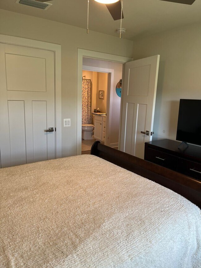 Building Photo - 3 bed 2 bath rental in Village Oaks Subdivision close proximity to Lake Monticello