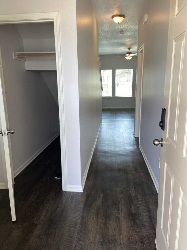 Building Photo - Pre-Leasing Now: Comfortable 3-Bedroom, 2.5-Bath Home in Oak Woods!