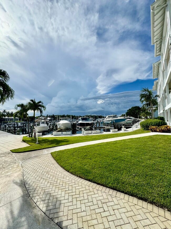 Building Photo - 341 Bay Colony Dr N