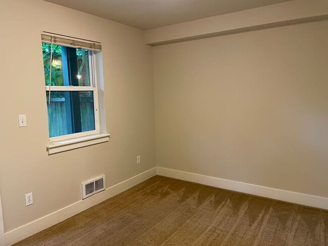 Building Photo - Light and Bright Greenwood Townhouse