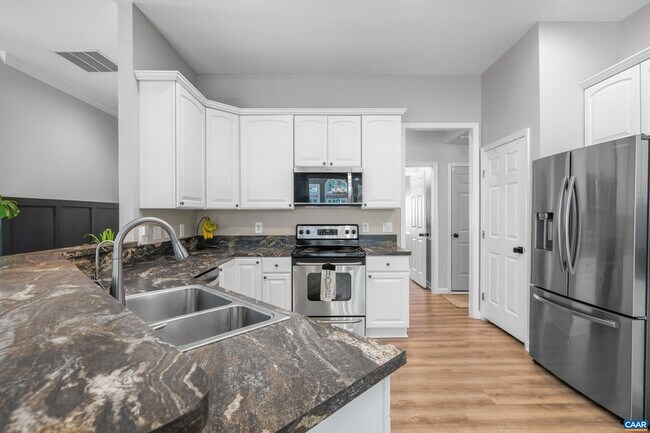 Building Photo - 137 Whispering Woods Pl