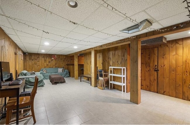 Building Photo - 5 Redwood St