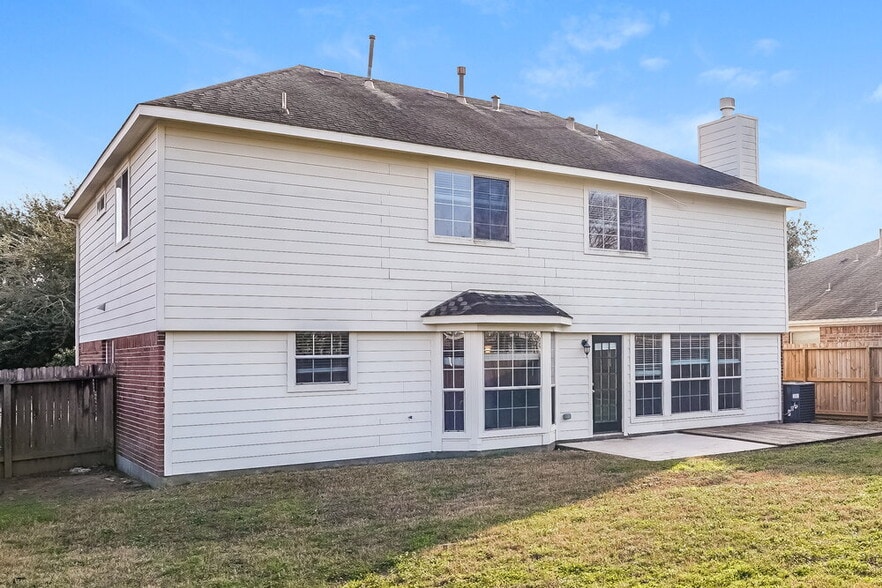 Building Photo - 519 Holly Crest Dr