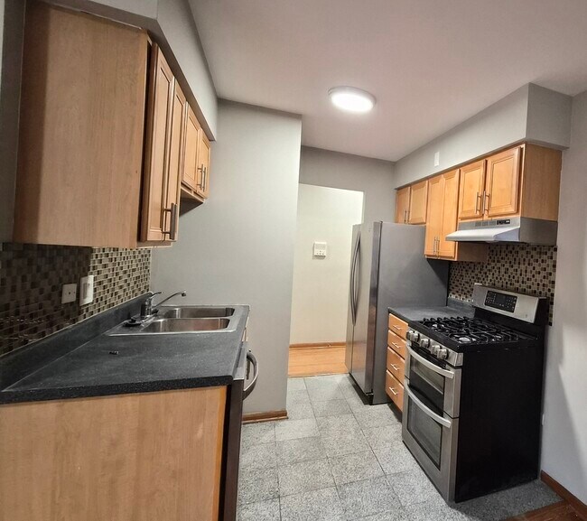 Building Photo - 6316 N Paulina St