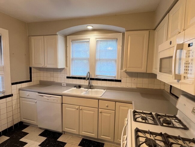 Building Photo - Updated 3+ Bedroom Brick Bungalow in Brentwood!