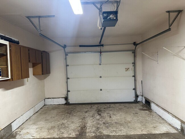 Building Photo - 2 bedroom 1 bath duplex in Springfield!