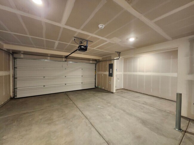 Building Photo - Brand New Construction! Beautiful 4 bedroo...