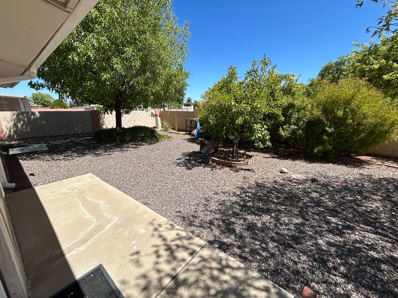 Building Photo - 10615 W Cheryl Dr