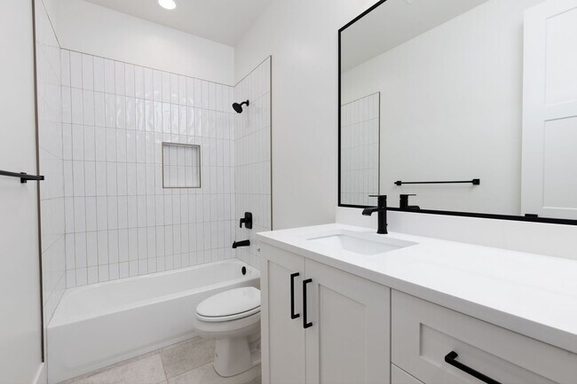 Building Photo - 6 bed / 4 bath / 3 car garage custom home in Pecan Valley