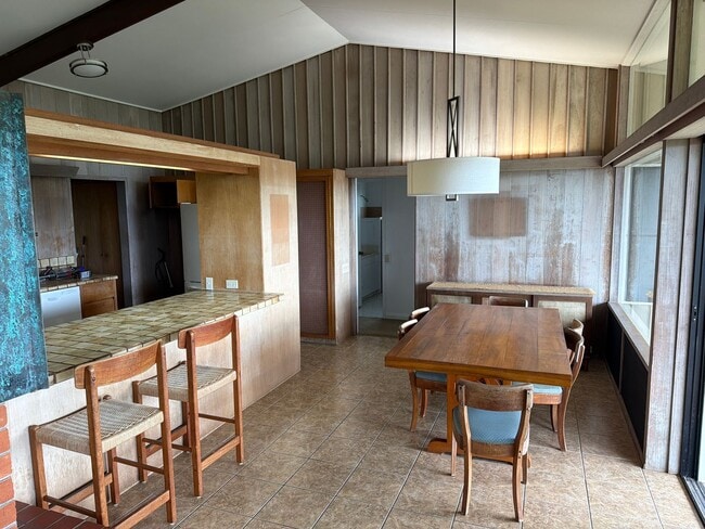 Building Photo - 3 Bedroom 2 Bath Single Family Home with Pool