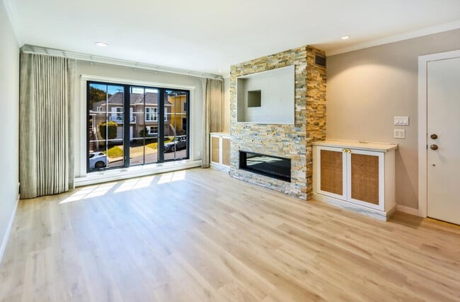 Building Photo - 90 Pinehaven Dr