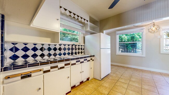 Building Photo - Charming 2 Bedroom 1 Bathroom Single Famil...