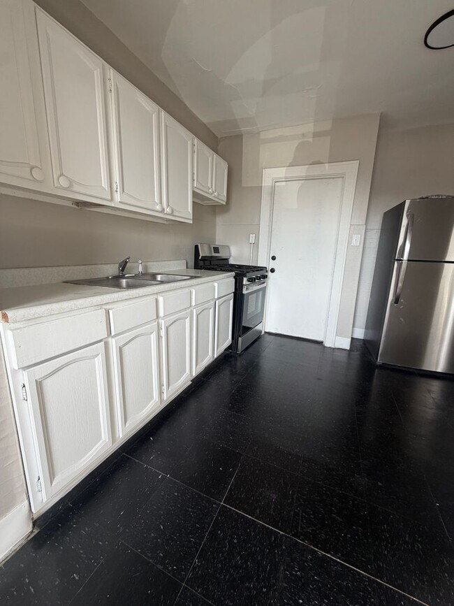 Building Photo - 2905 Madison Ave