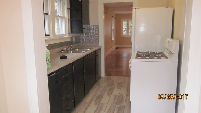 Building Photo - 1625 E 13th St