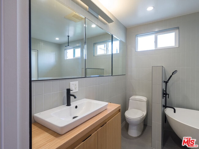 Building Photo - 2933 Acresite St