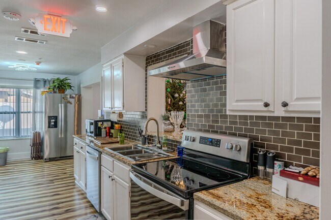 Building Photo - 1875 Williams Manor Ave