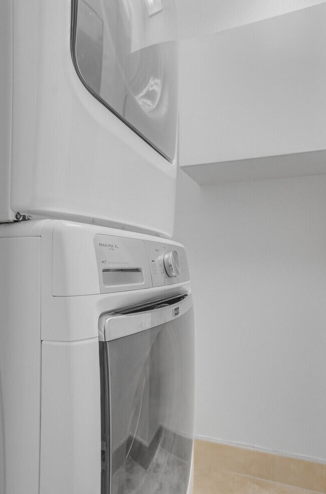 Building Photo - 2051 SE 3rd St