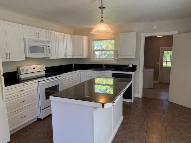Building Photo - Large updated 2 bedroom 1 bathroom house in Springfield!