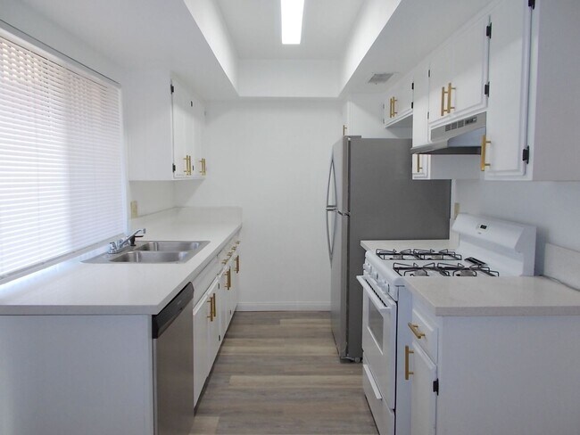 Building Photo - Charming Upstairs Condo with Private Balcony