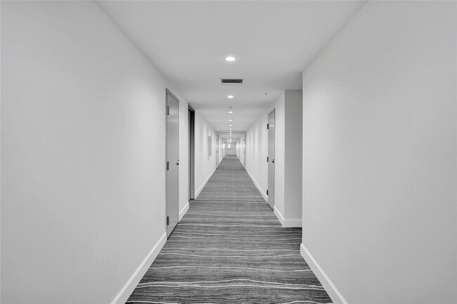 Building Photo - 1150 Hillsboro Mile Unit 1016